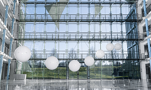 Intelligent monitoring: the system enables both the formation and individual flight of the spheres.