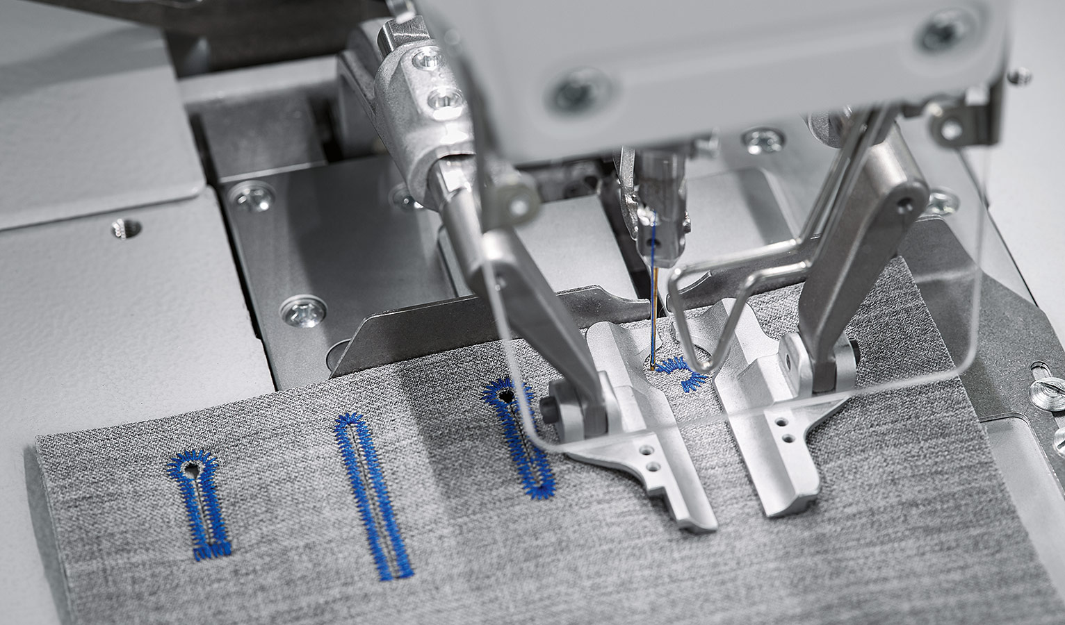 Der Augenknopflochautomat 581 der Firma Dürkopp Adler ist mit knapp vier Sekunden pro Knopfloch weltweit der schnellste seiner Art. Im Einsatz: VUVG Magnetventile von Festo.