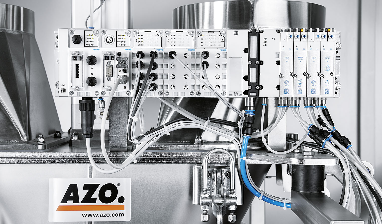 Die CPX/MPA mit integrierter Steuerung CEC steuert die Linearantriebe, einen pneumatischen Klopfer zum Lösen möglicher Schüttgutreste im CleanDock sowie die pneumatische Verriegelung von Dosierstelle und Zielbehälter.