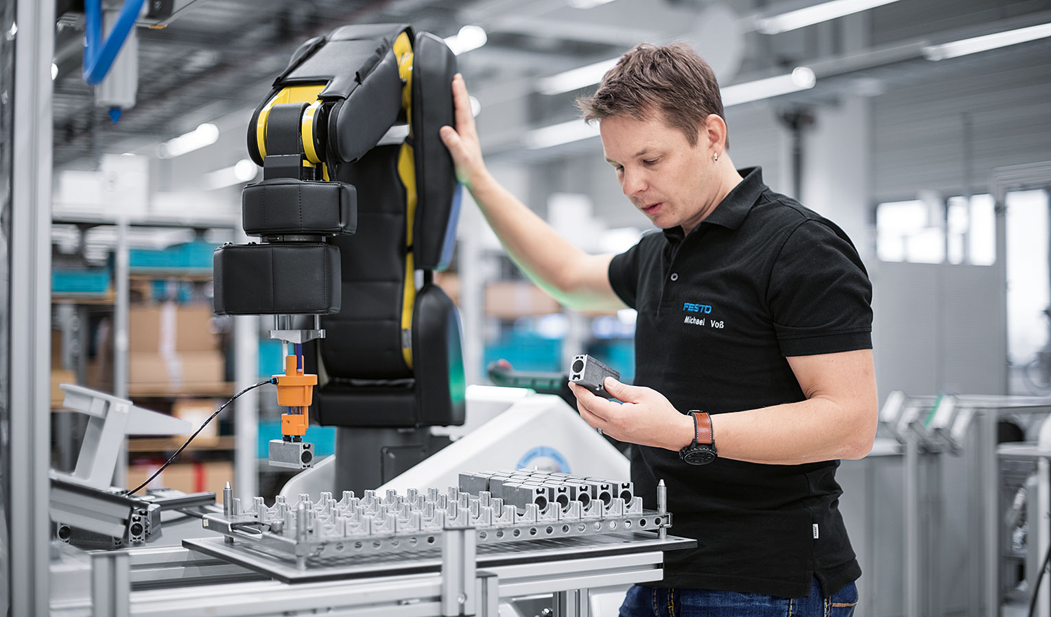 Ziel des Projekts ist ein flexibler und wandlungsfähiger Produktionsassistent in sicherer Mensch-Maschine-Kooperation.
