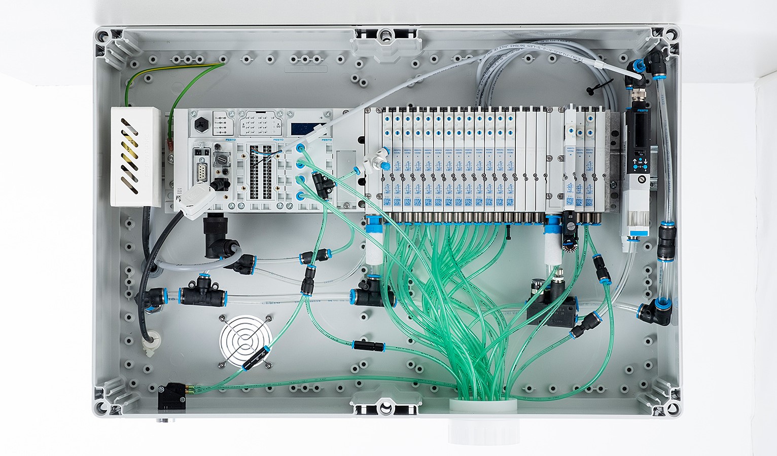 Einbaufertiger Schaltschrank: Die Festo Ventilinsel Typ MPA steuert die Pneumatikzylinder des Robotersystems.