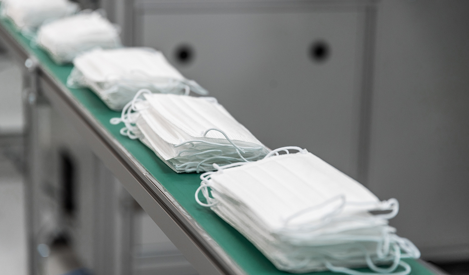 Depending on the setting, the system can offer packs of ten or individual masks – neatly shrink-wrapped and, if desired, in printed bags and cartons.