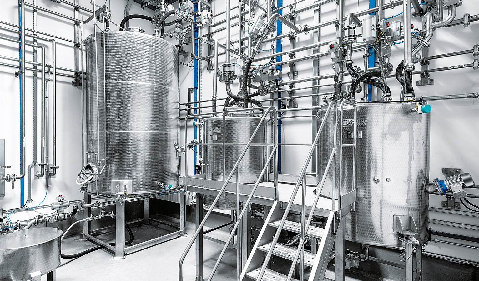 In the production plant, numerous different materials are stored, transported, mixed and filled into containers.
