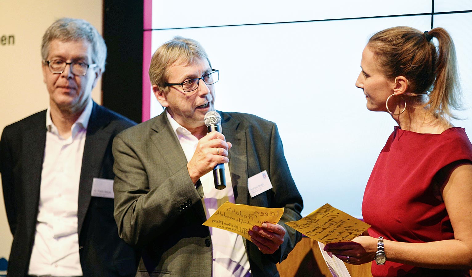 Dr Frank Melzer, director of Product and Technology Management (left), and Andreas Oroszi, head of Digital Business, on stage at the awards ceremony. Image source: Paul Knecht/storytile