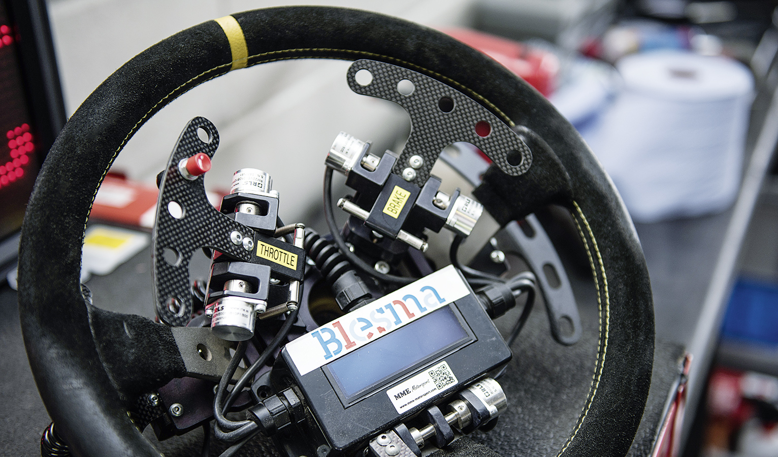 The specially adapted steering wheel can be removed easily if necessary and replaced with a normal one – which allows the racing car to be flexibly adapted for drivers with and without handicaps.