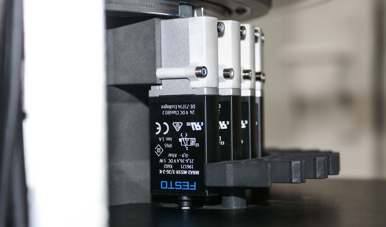 The fast-switching valves have a response time of less than 2 milliseconds and a repetition accuracy of less than 0.2 milliseconds. In this way, they sort the diamonds quickly and precisely.