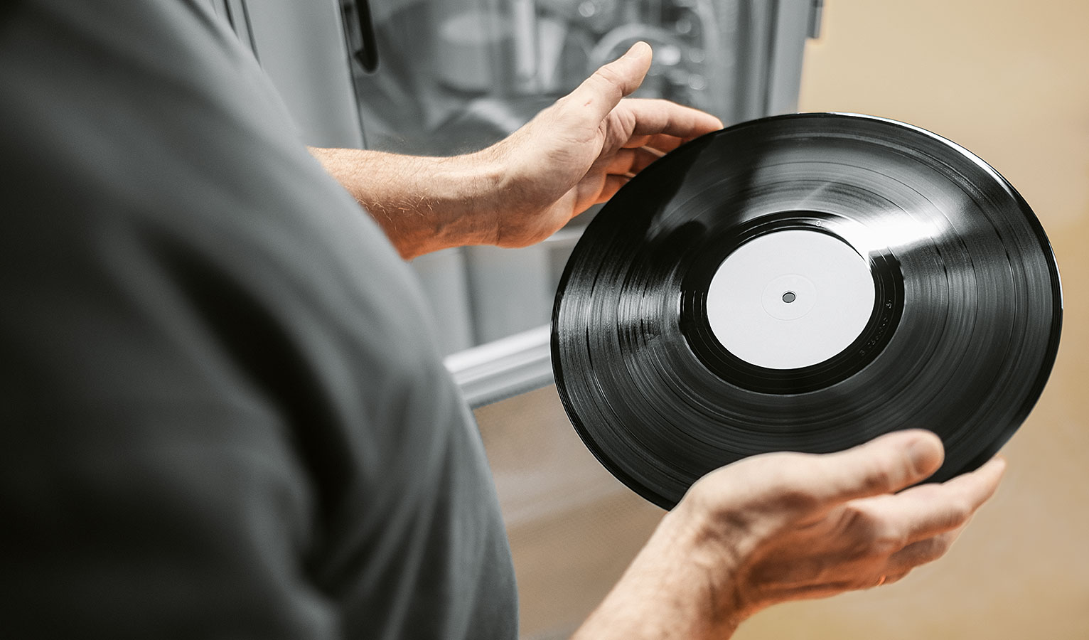 Fully automated record presses with valve terminals