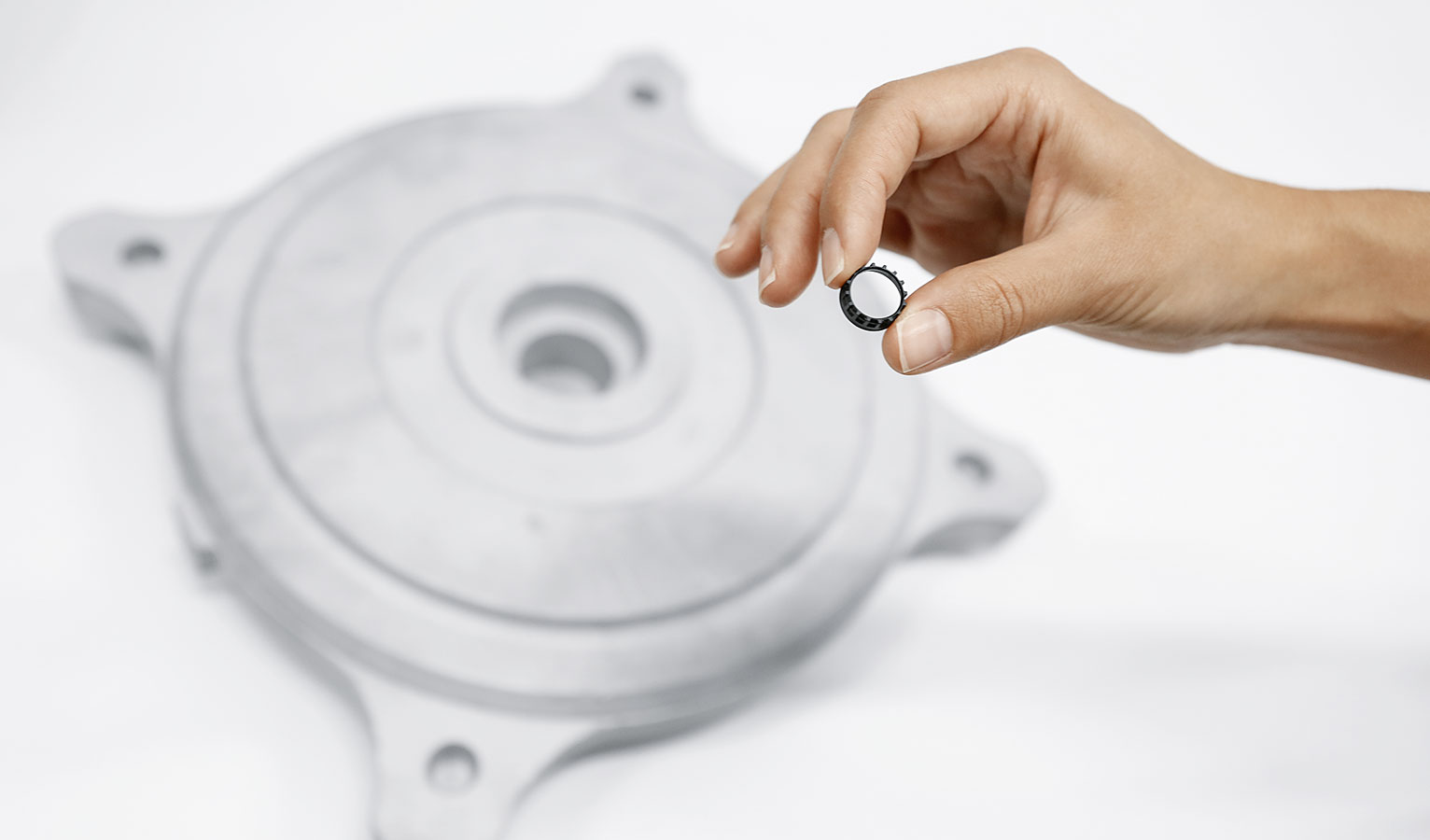 The analysed components have very different sizes – ranging from a few millimetres to several metres. The retainer must be precisely adjusted so that nothing slips.