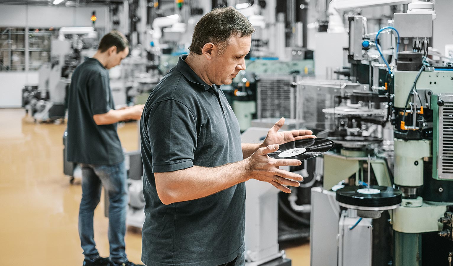Quality is extremely important. After each pressing process, an employee checks the result. Every 200th record is also listened to and, if necessary, examined under the microscope.