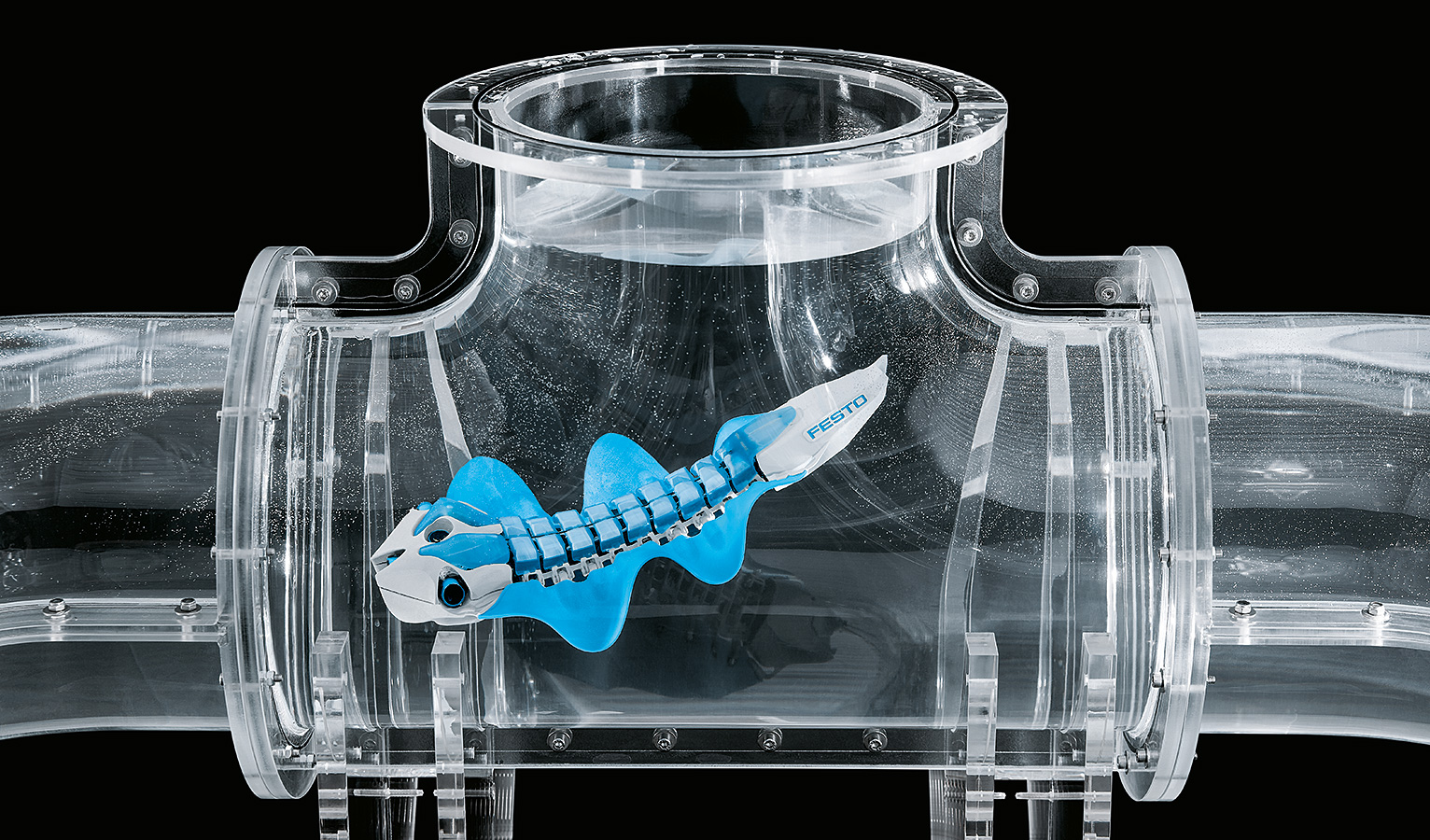 The BionicFinWave swims collision-free through the pipe system thanks to ultrasound sensors.