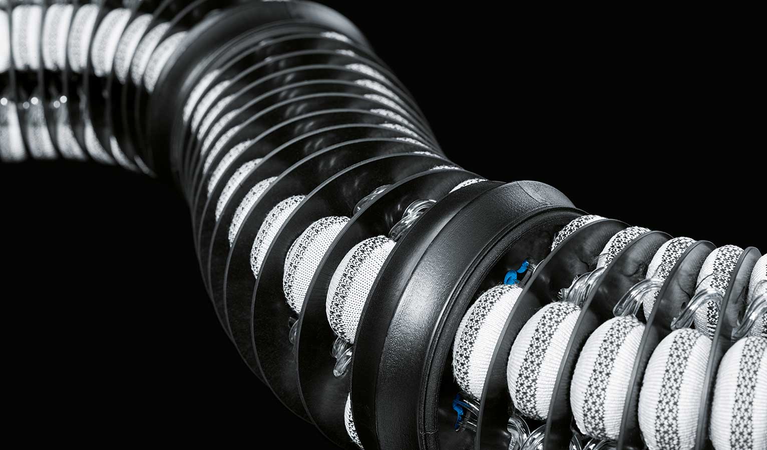 A 3D textile knitted fabric surrounds the air chambers
