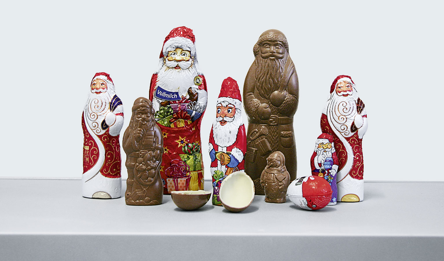Production of chocolate Father Christmases with automation technology