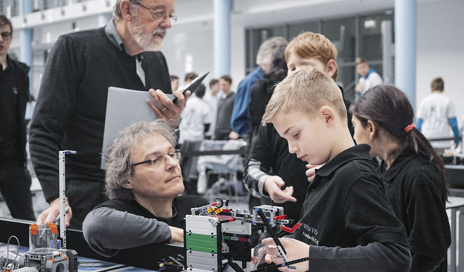 The children and young people worked on a common task like real engineers. For example, they programmed a fully automatic robot based on the LEGO® Mindstorms system.