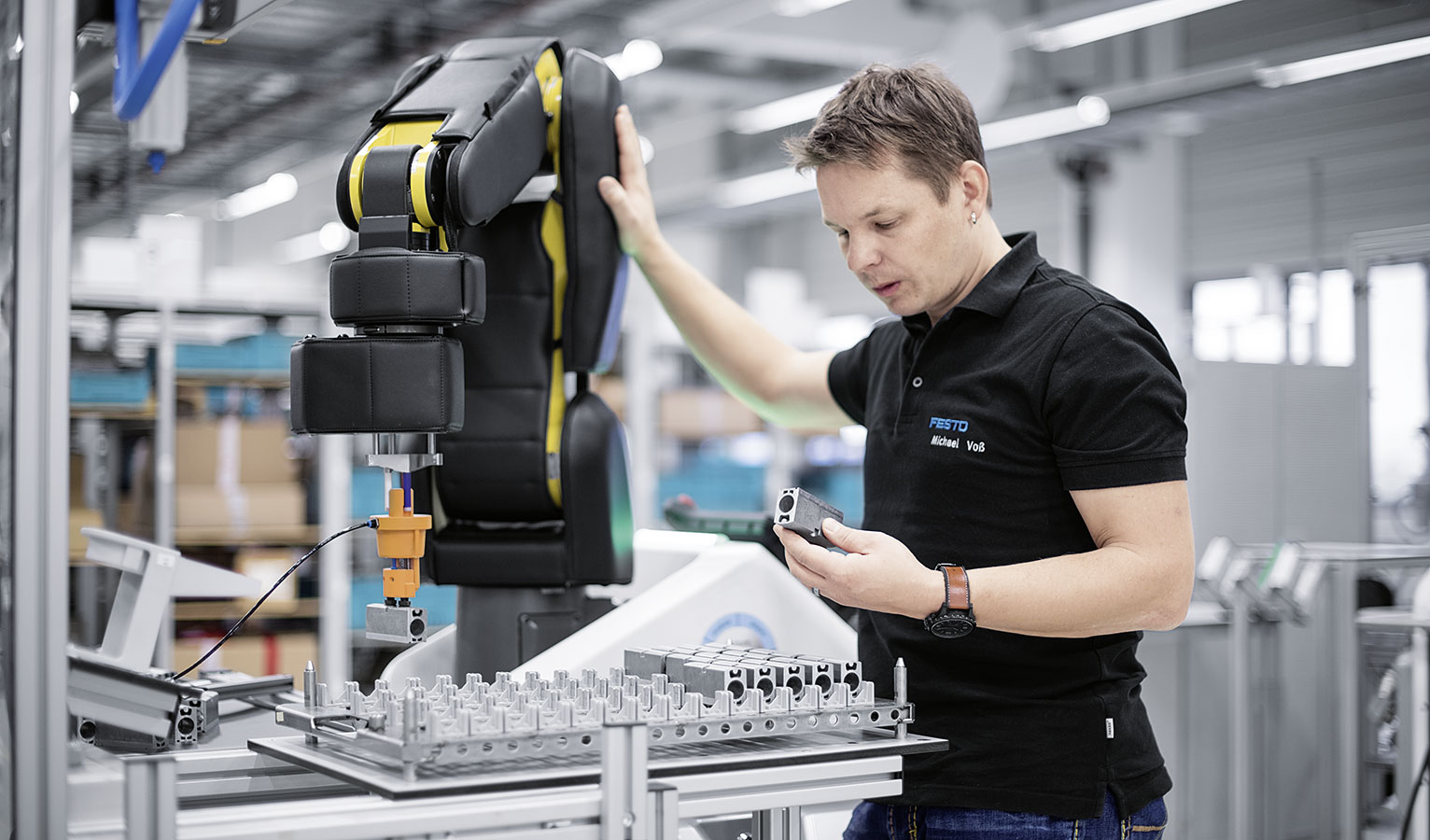 Human–machine cooperation: the robot assistant supports the production employee by relieving him of monotonous or ergonomically adverse manual tasks.