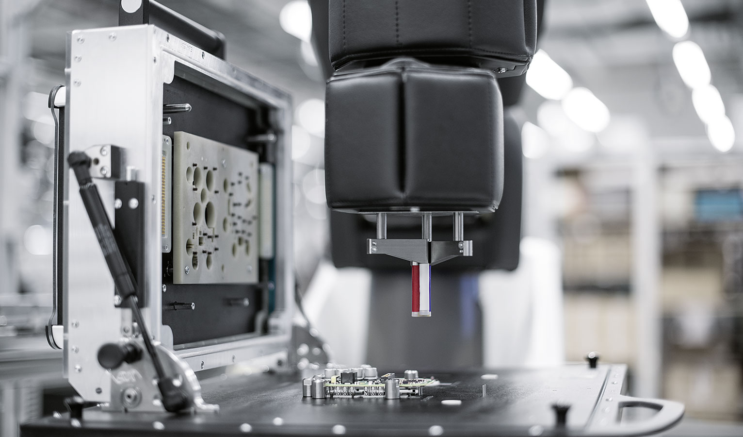 An APAS robot from Bosch supports employees at the Scharnhausen Technology Plant in the quality inspection of printed circuit boards.