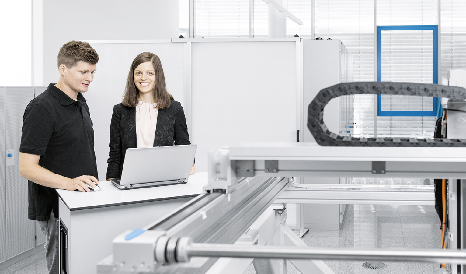 Research engineer Lena Hägele (right): after a scholarship, she joined the company directly