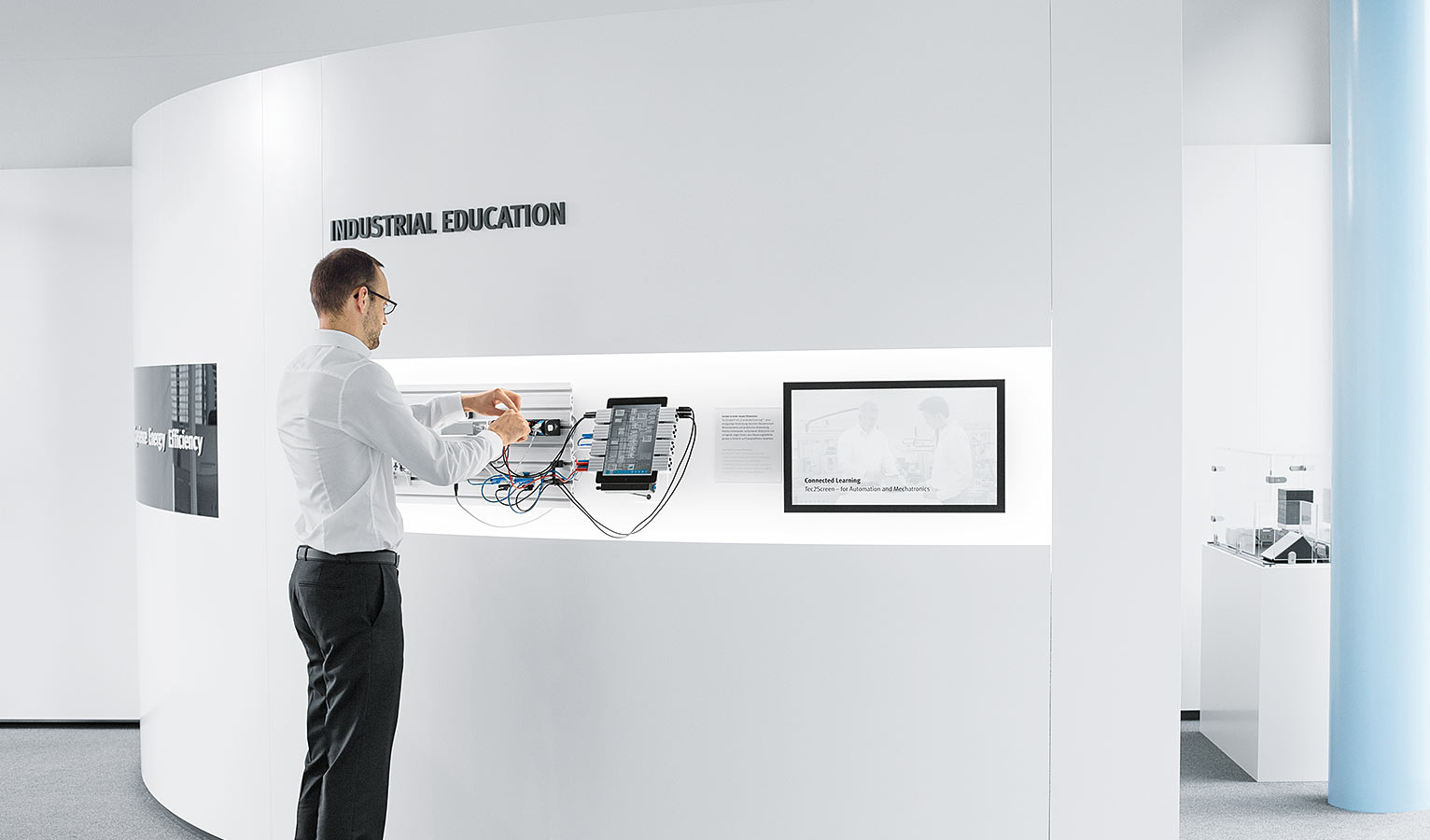 Tec2Screen® creates the logical connection of virtual and real application and thus enables intuitive learning.