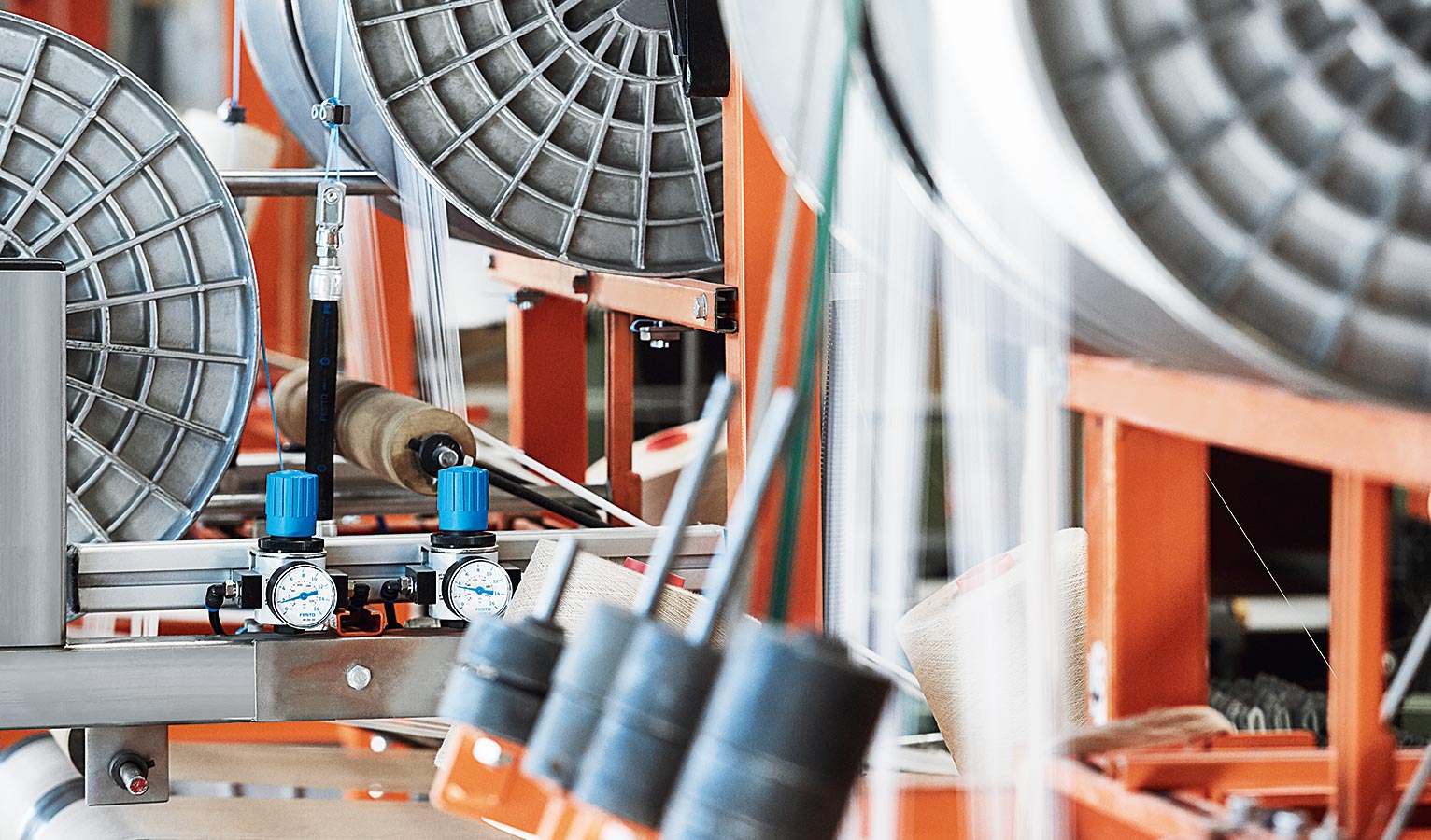 The DMSP Fluidic Muscle from Festo keeps the yarn under constant tension while being processed.