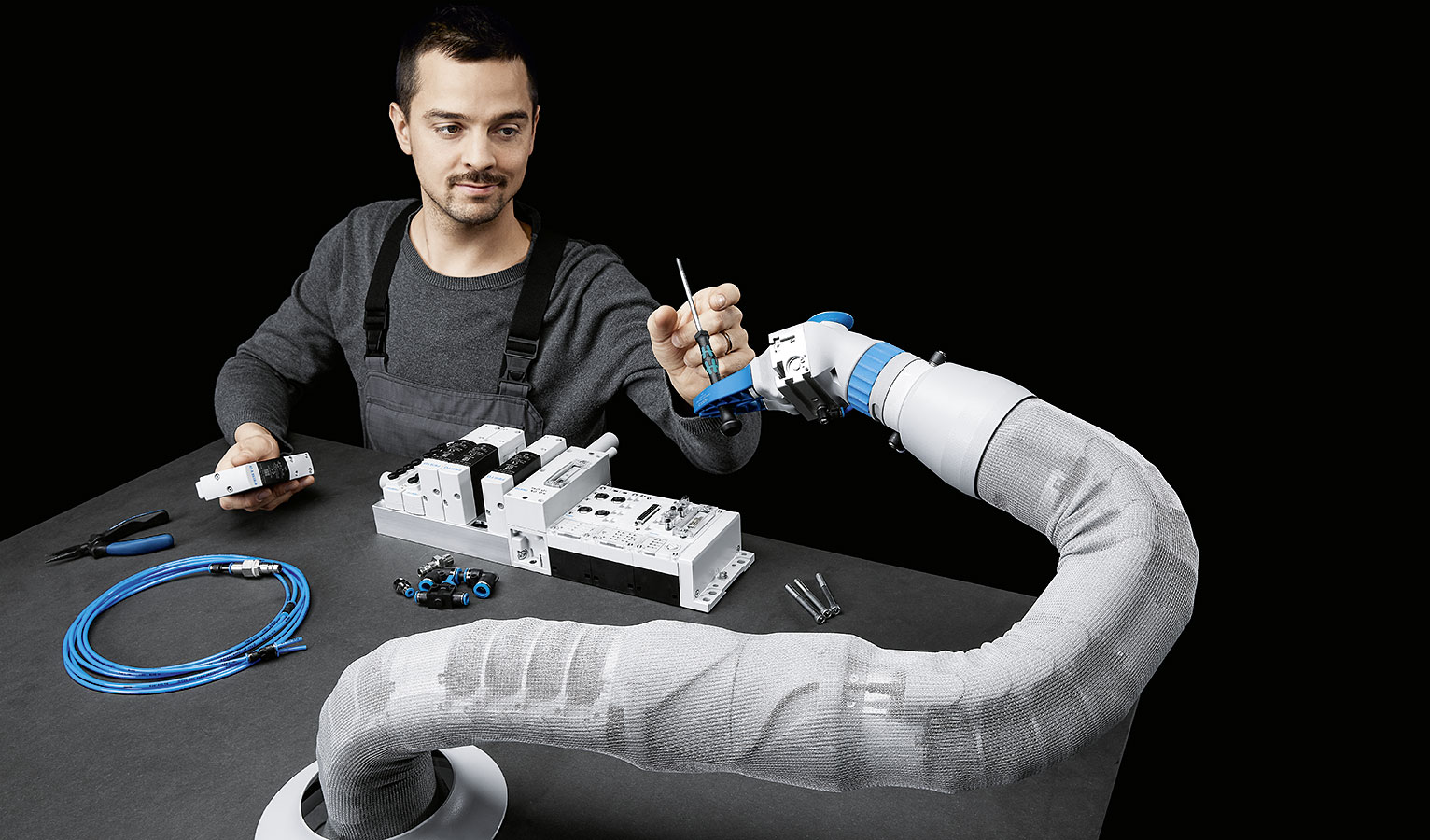 Las personas y las máquinas pueden trabajar codo con codo: el BionicSoftArm lo hace posible.