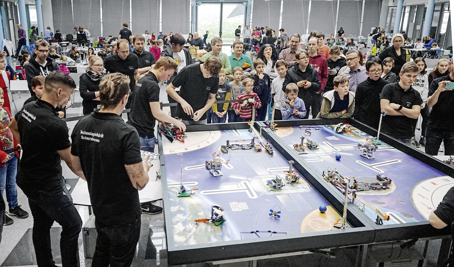 El robot tuvo que demostrar su valía durante el Juego del robot y resolver numerosos desafíos en un tablero de juego construido con piezas de LEGO®.