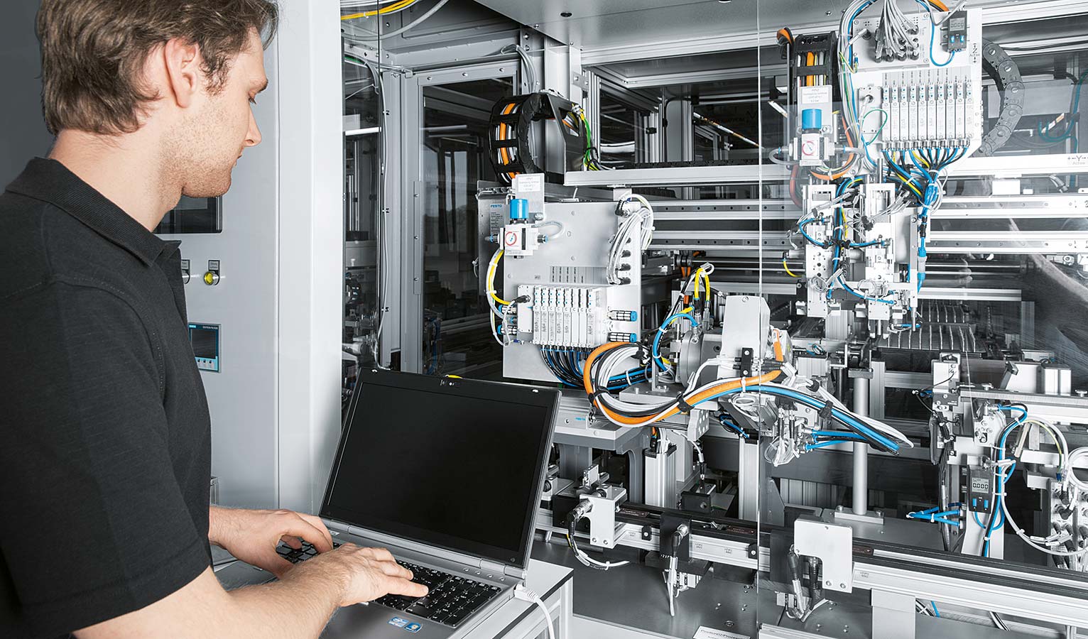 Las instalaciones eficientes energéticamente aumentan la productividad, reducen los costes y protegen los recursos, por lo que son cada vez más importantes para los operadores. En este sentido, muchos clientes precisan de una asistencia sistemática.