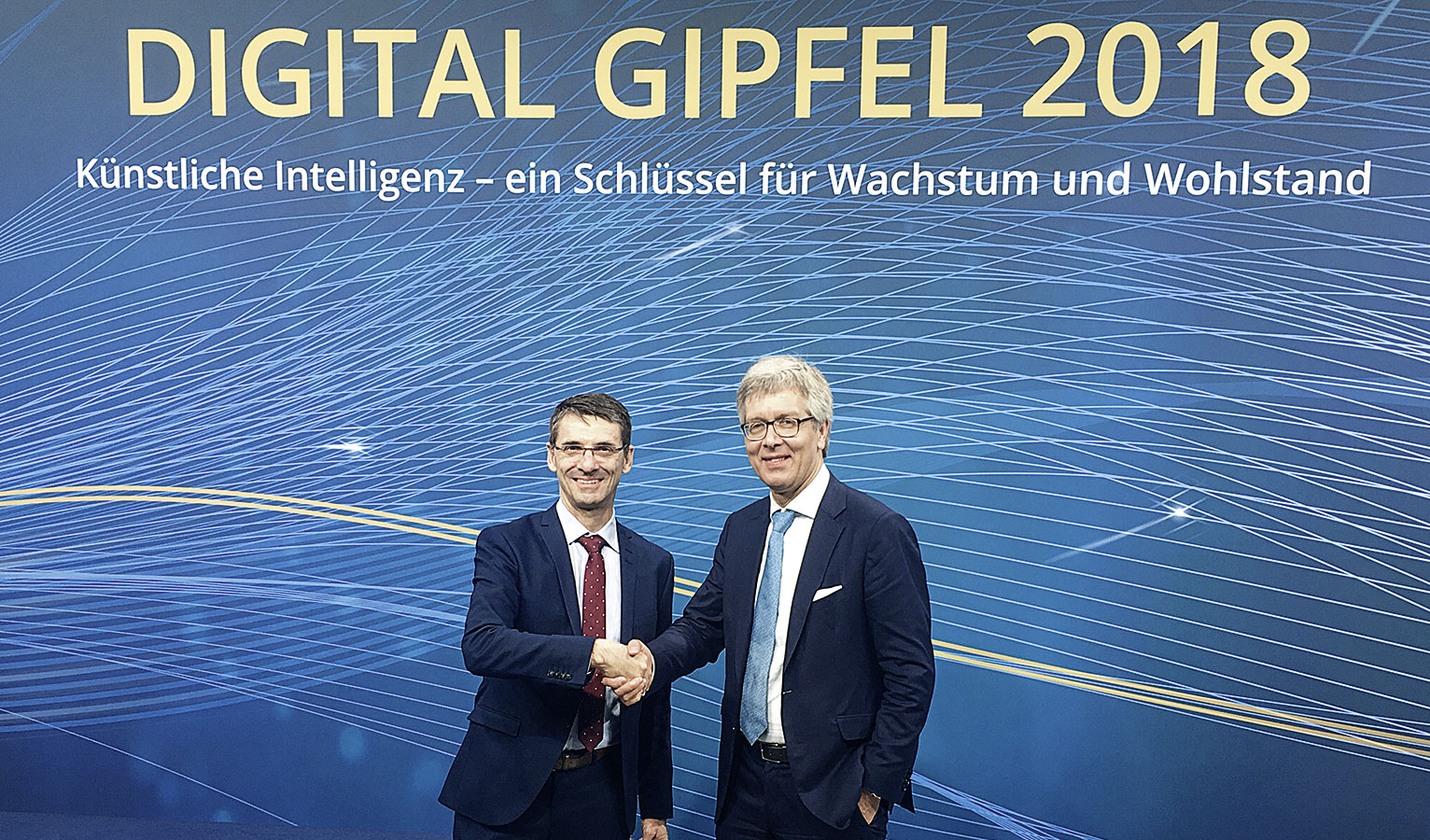 Passage du relais : Bernd Leukert de SAP (à gauche) remet la direction de la plate-forme Industrie 4.0 au président du comité directeur de Festo, Dr. Frank Melzer (à droite)