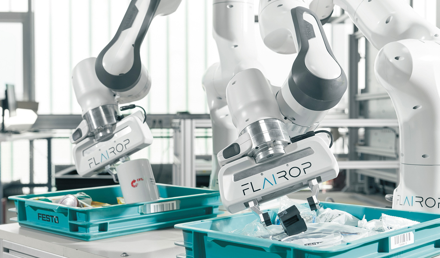 Dans le projet de recherche FLAIROP, des articles sont traités par préhension et transfert par des robots autonomes sur plusieurs postes de préparation de commandes. (Photo : Amadeus Bramsiepe, KIT)