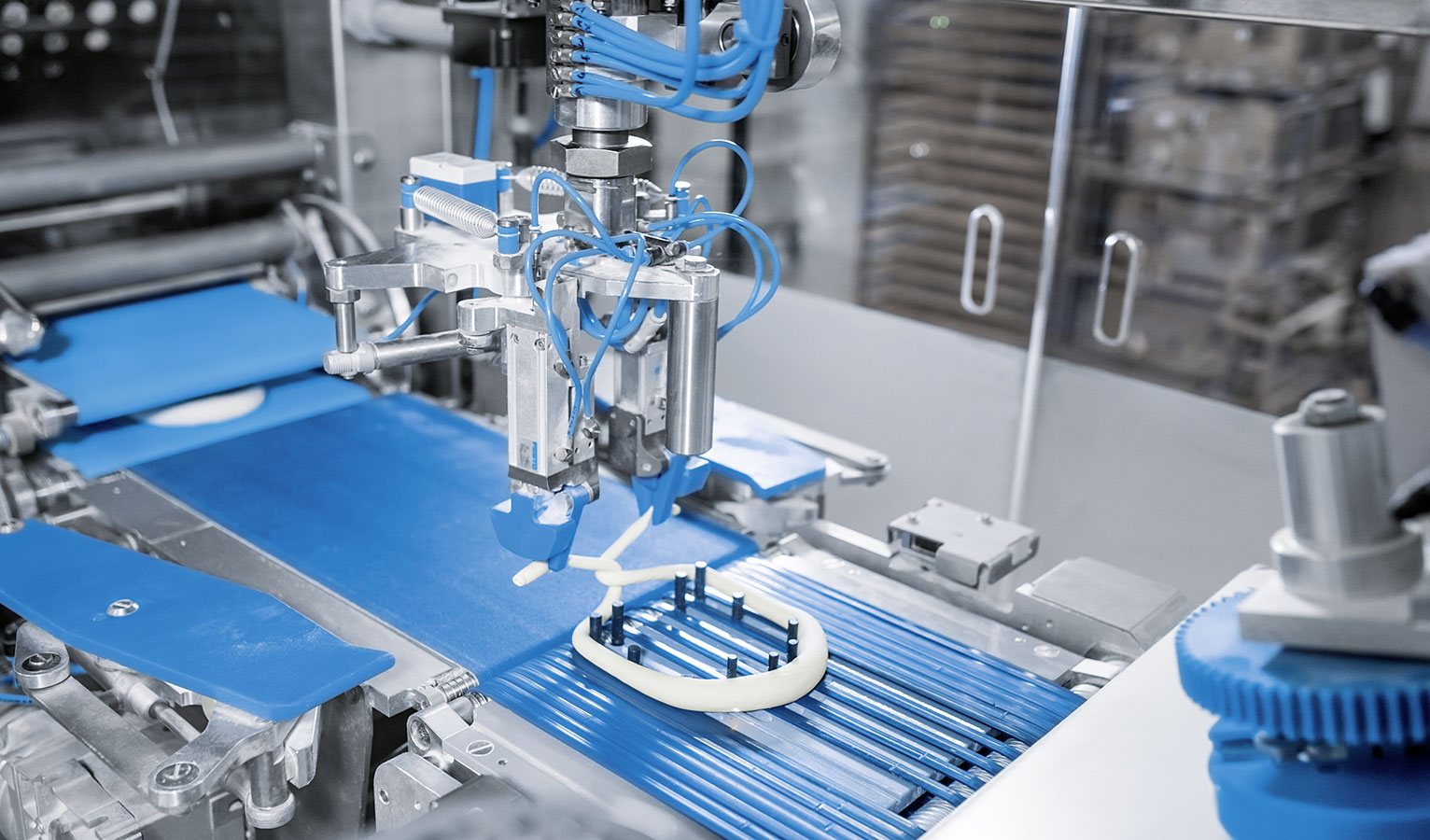 Du conditionnement de l'air comprimé à la technique d’entraînement et de saisie : cette machine à bretzels est truffée de composants Festo.
