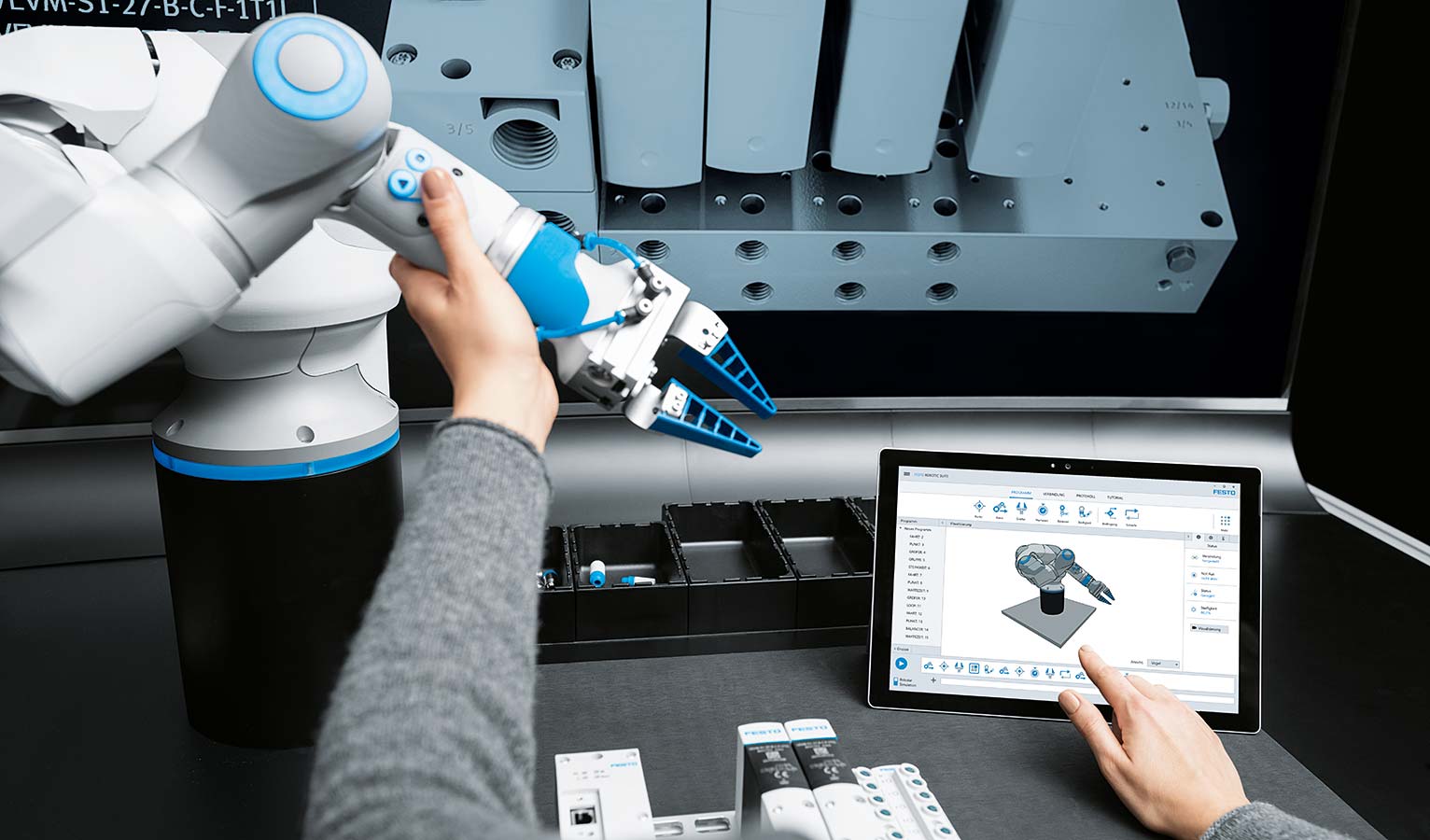 En mode manuel, le BionicCobot peut être déplacé librement et les boutons de commande sur le robot permettent de sauvegarder des points et des séquences déterminés.