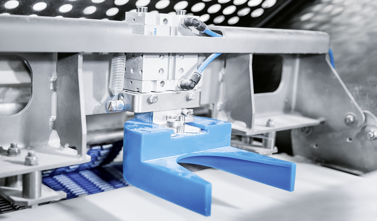 Au millimètre près, l’installation positionne le pâton sur le convoyeur de sorte qu’il puisse être transformé ultérieurement en une bretzel uniforme.
