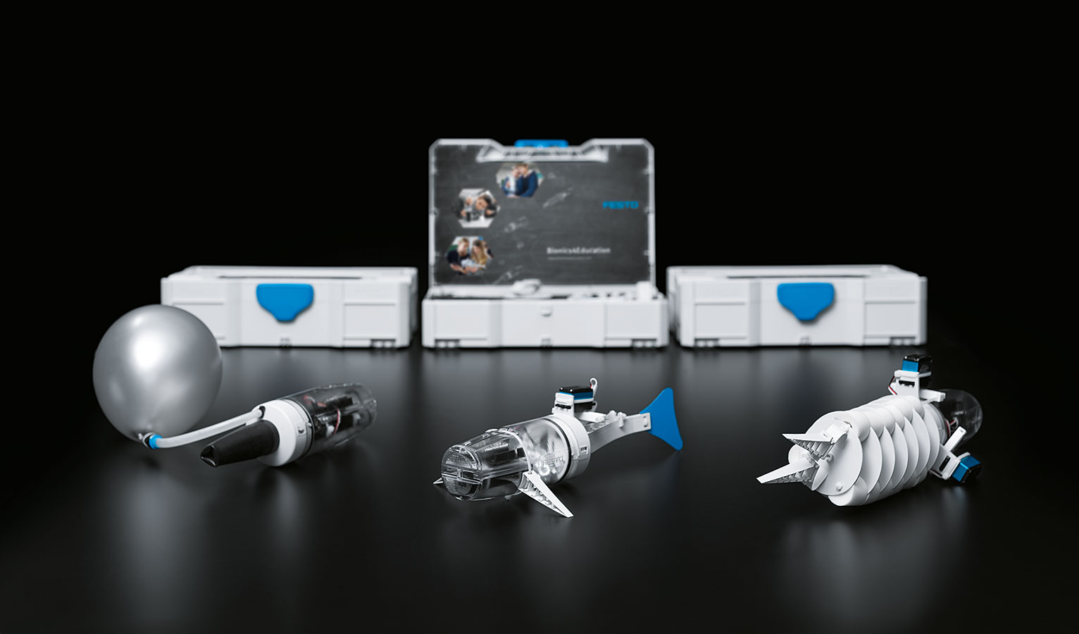 Le Bionics Kit contient le matériel servant à la construction de trois projets bioniques différents : pince caméléon bionique, poisson bionique et trompe d'éléphant bionique avec pince adaptative à Fin Ray Effect®.