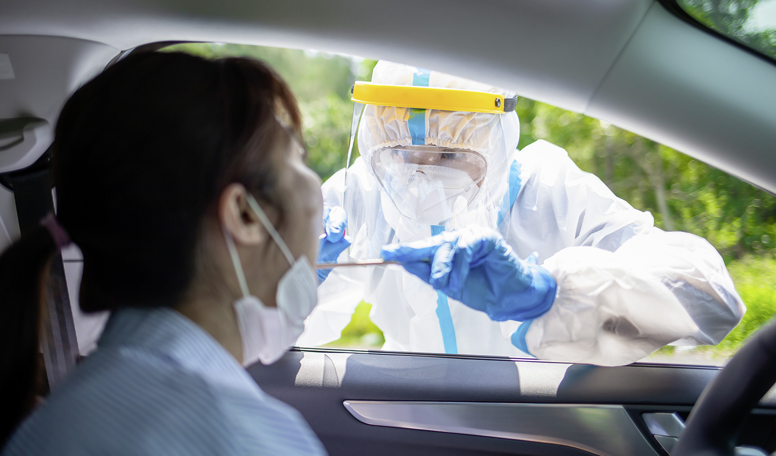 Dans le cadre du test PCR, des prélèvements buccaux et pharyngés sont effectués et examinés pour détecter le nouveau coronavirus.