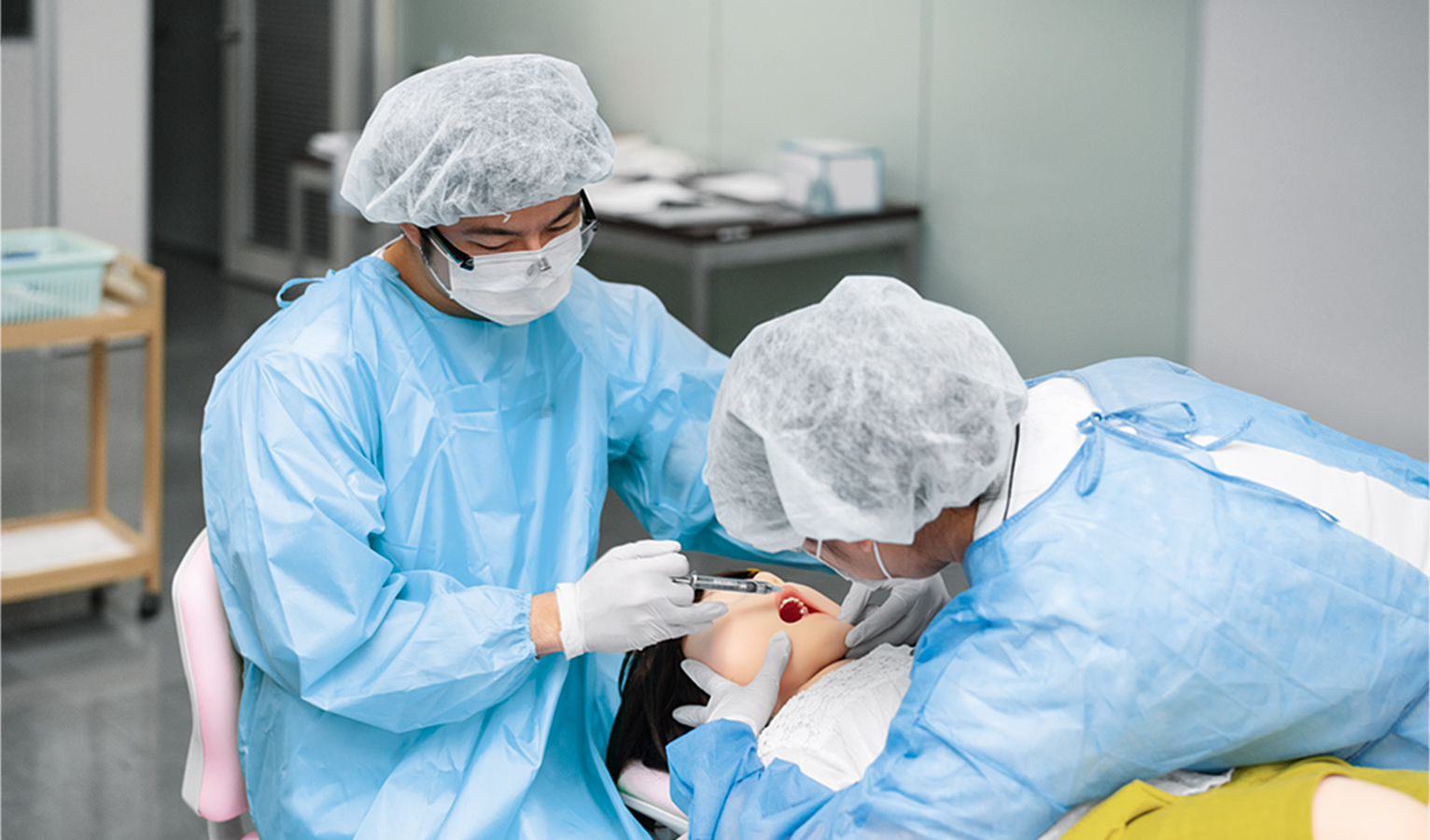 用于牙医及其助手培训的机器人Pedia_Roid:压电技术模拟出栩栩如生的动作。