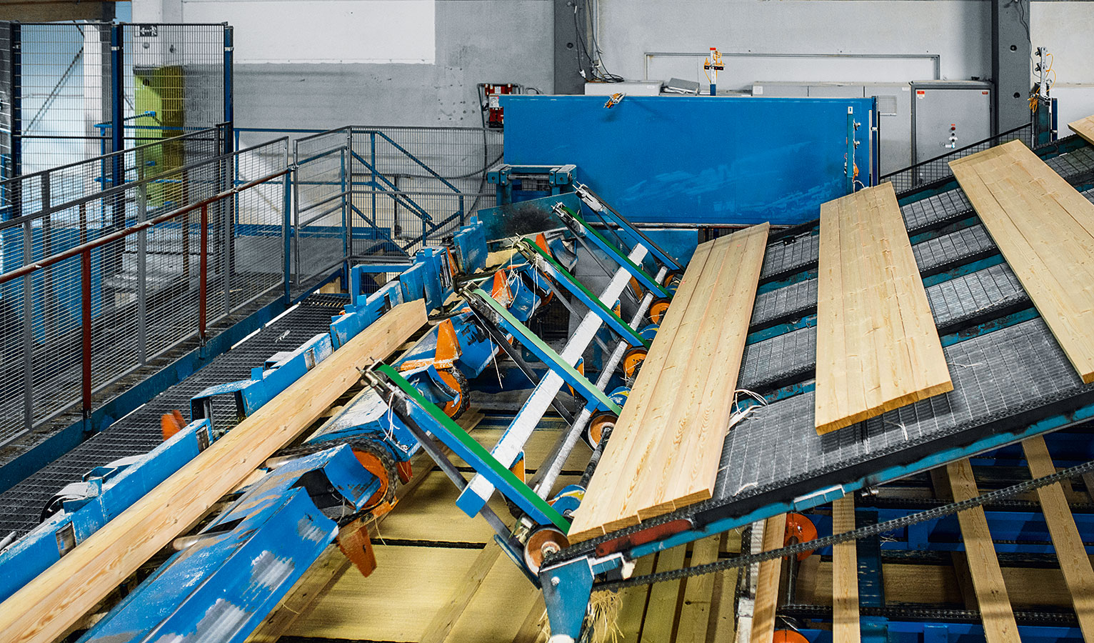 使用锯床 板材可获得自动切割 Festo 企业