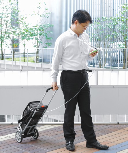 As compact as a smartphone: Musashi Medical Laboratory’s IVY flow regulator for oxygen conservers can be held conveniently in the hand for operation and fits in any shirt or trouser pocket.