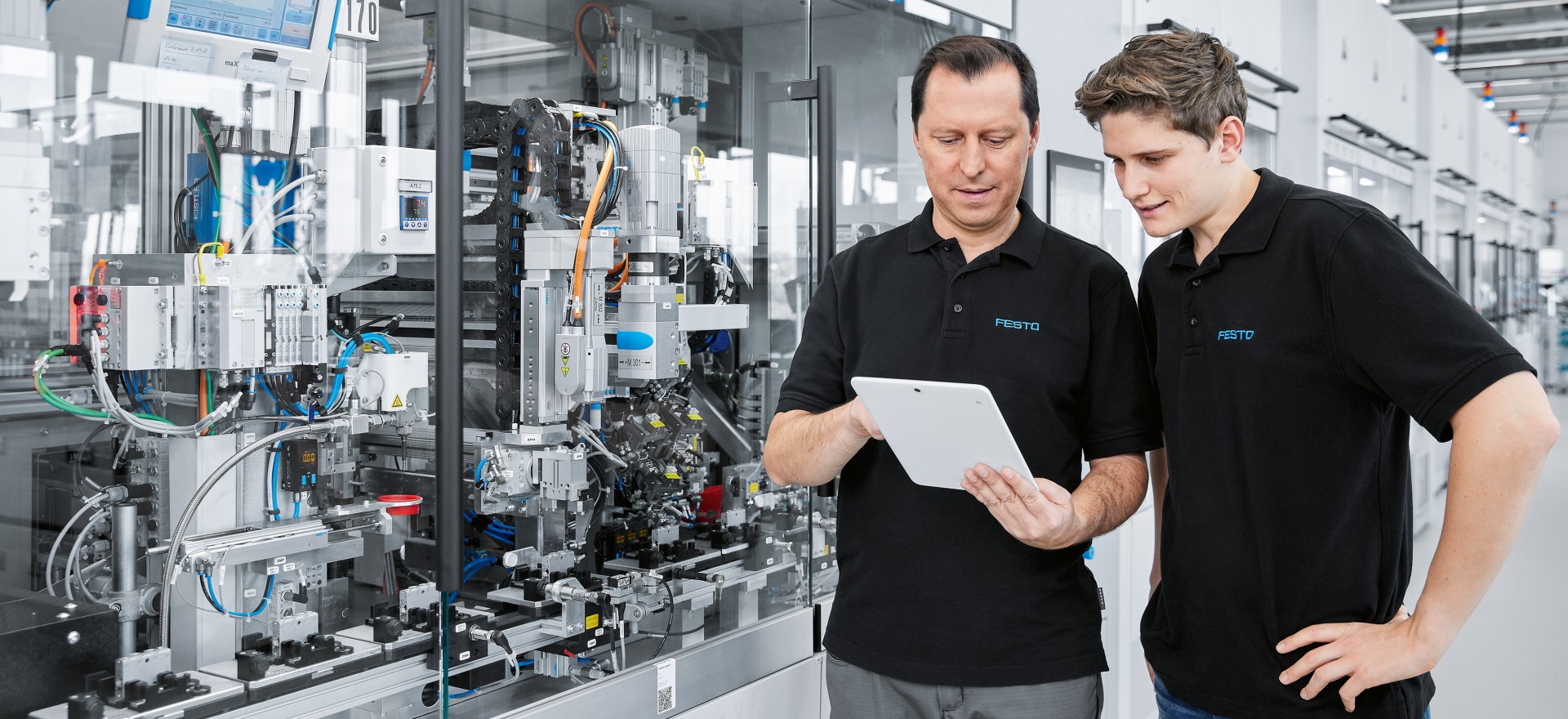 Software for industrial production: staff with tablet in production hall
