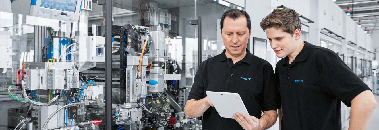 Digitalisation of production: employee with tablet in production hall
