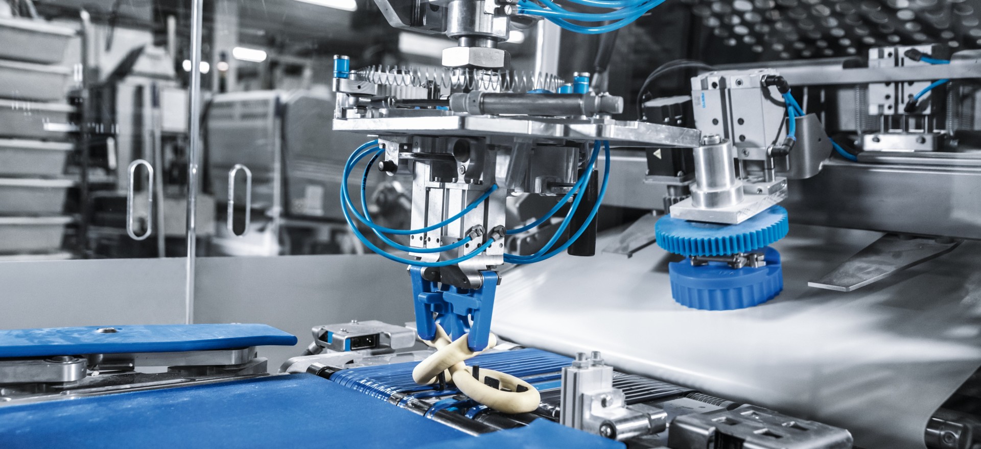 Pretzel-twisting machine for automation in the baking industry
