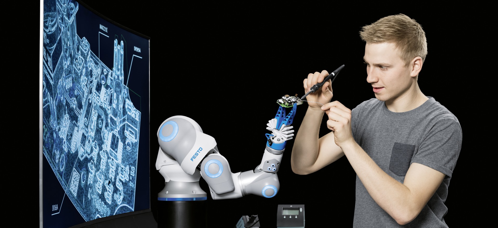 Festo BionicCobot: un asistente sensible para la colaboración entre personas y robots 