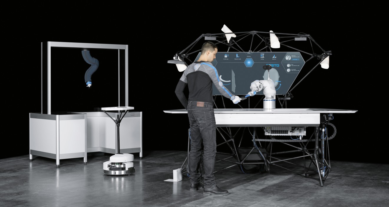 BionicWorkplace u kombinaciji sa robotom BionicMotionRobot kao Pick-and-Place jedinicom i platformom Robotino ®