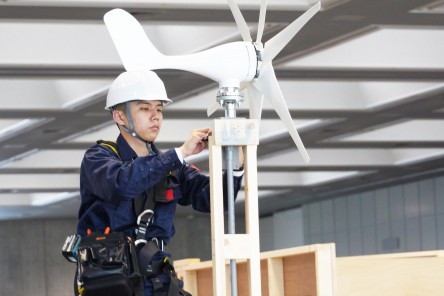 Geräteausstattung und Kurse in erneuerbaren Energien