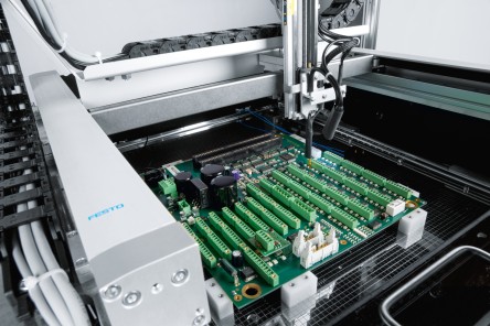 Mini-Handlingsystem EXCM im Einsatz bei Visatronic