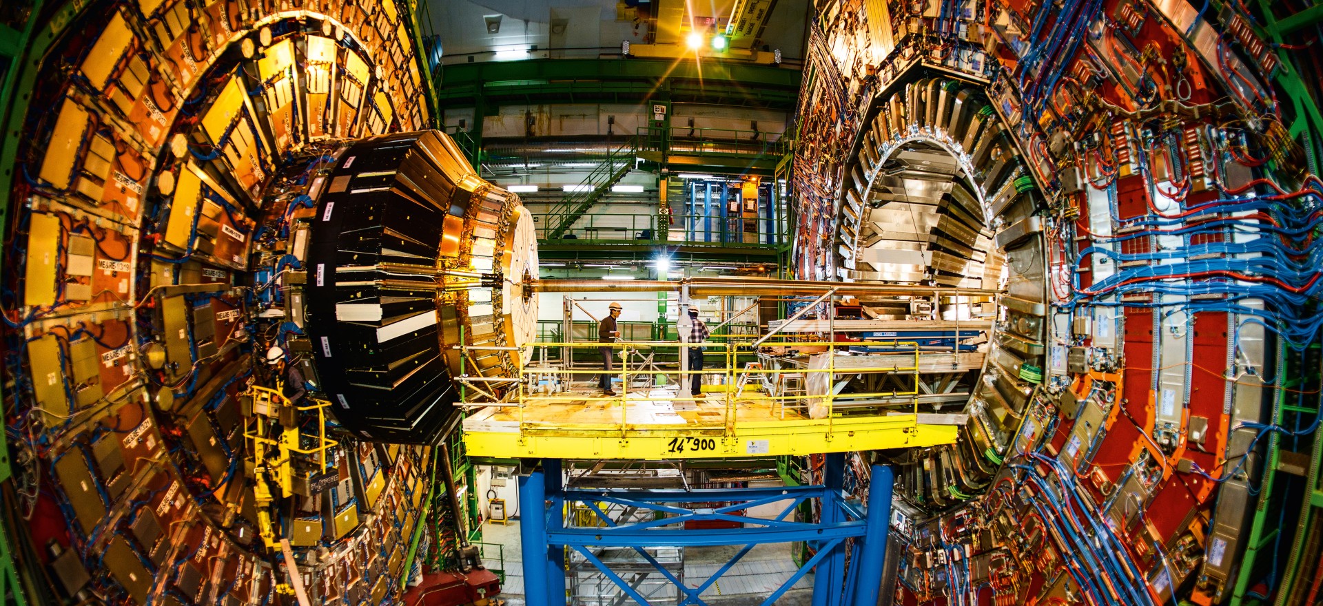 Foto: © CERN; impozantan: dug 21 metar, prečnik od 15 metara i težina od 12.500 tona – CMS detektor sprovodi do 40 miliona merenja u sekundi.