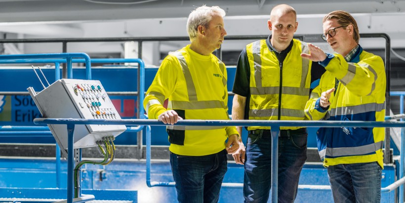 Johan Fredriksson, Project Manager for the band saw line at Norra Timber (right), Jonas Ljung, Design Manager at USNR (centre) and Kristian Lütz, Industrial Sector Manager at Festo.