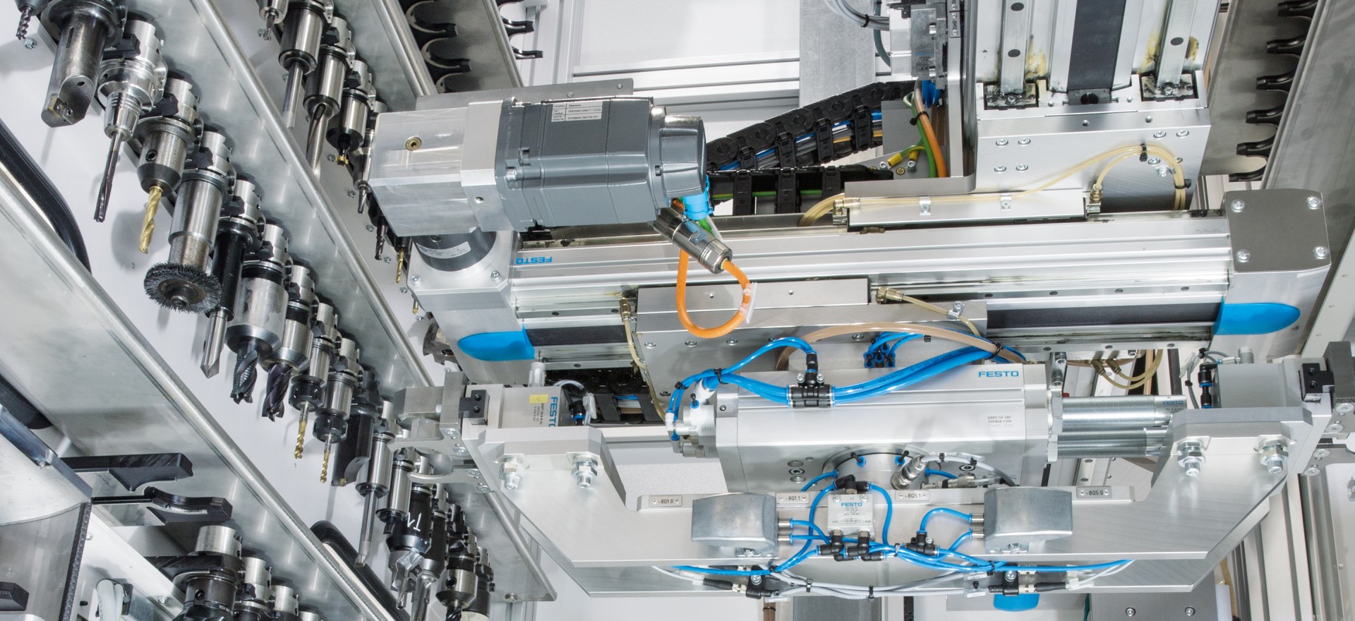 Reduced setup times with the integrated automation solution from Festo for loading and unloading workpieces as well as the tool changer