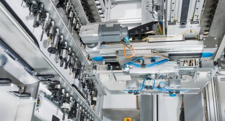 Senkt Rüstzeiten: die integrierte Automationslösung von Festo zum Be- und Entladen der Werkstücke sowie der Werkzeugwechsler.