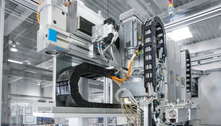 The dual gripper/rotator unit consists of the EGC axes, the DRRD pneumatic rotary actuator, and the heavy-duty HGPT tool gripper.