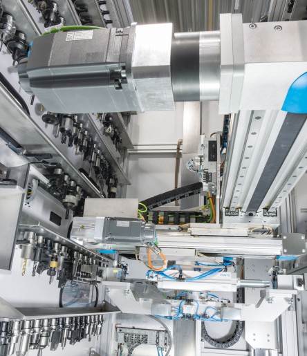 Tandem gripper/rotary unit comprising axes EGC, the pneumatic semi-rotary drive DRRD and the heavy-duty tool gripper HGPT.