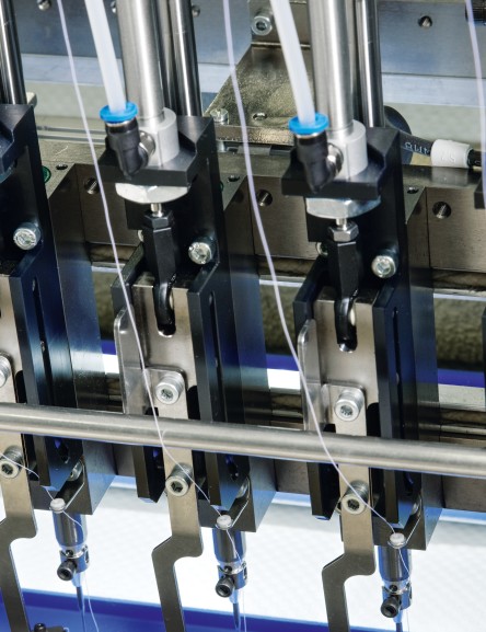 Die Vielnadelnähmaschine VMK Select arbeitet mit bis zu zwei Reihen von jeweils 96 Nadeln, jede einzelne davon schafft 1600 Hübe in der Minute.