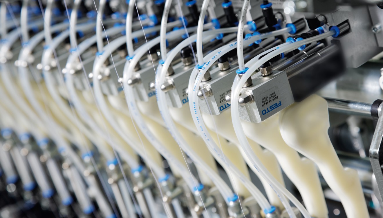 A nova combinação de cilindro/válvula com tecnologia de barramento ASI e o elemento lógico E permite a troca rápida e totalmente automatizada da configuração da agulha.